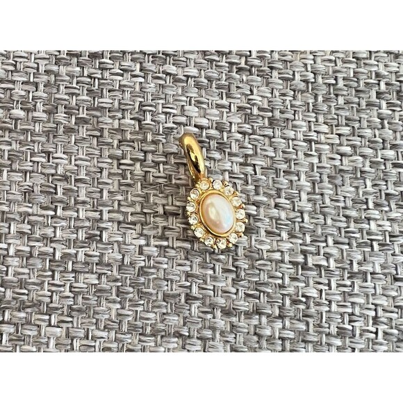 Vtg 80s small gold tone pearl rhinestone necklace‎ pendant lavish ornate shiny - Picture 1 of 4